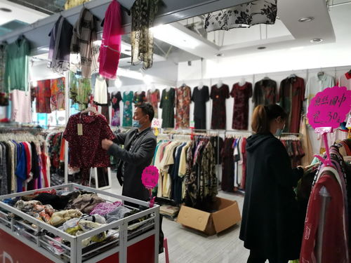 首屆春季外貿絲綢服裝商品購物節在美博匯時尚中心一層開賣