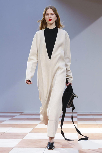 Celine 2015秋冬 穿白球鞋的現(xiàn)代女詩人